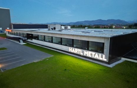 Hartl Metall neuer Standort innovatives Firmengebäude nachts