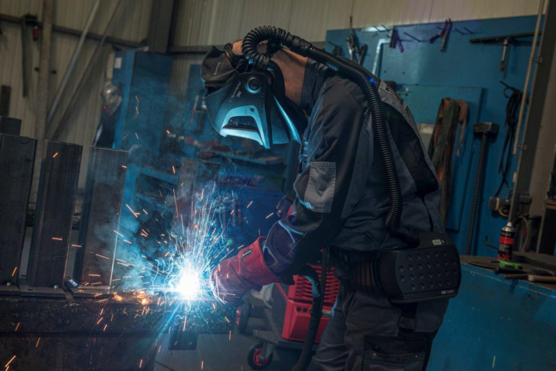 Hartl Metall Arbeitszeiten Schweißer bei Arbeit